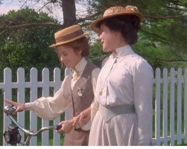 anne-and-diana-walking-in-green-gables anne-shirley-and-diana-barry-film-costumes