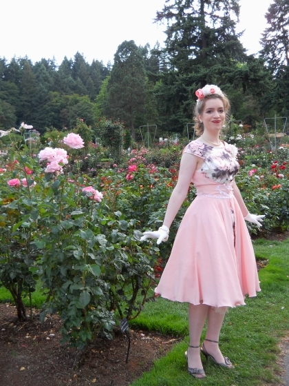 pink-1950s-roses-dress rose-gardens-1950s-dress-portland-oregon-photo-shoot