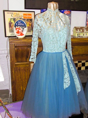 white-christmas-blue-sisters-dresses-in-museum-today