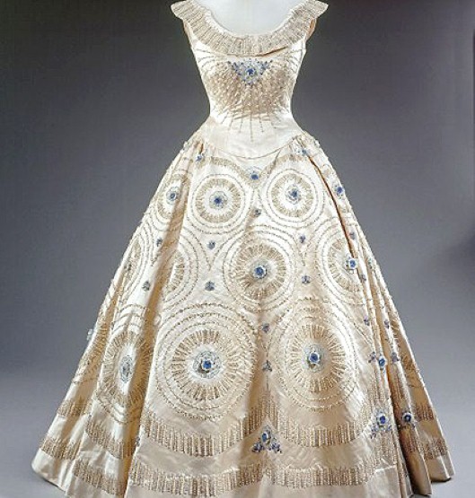 norman-hartnell-queen's dress