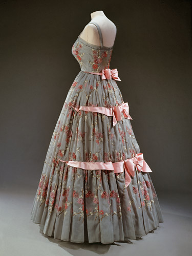 queen-elizabeth-norman-hartnell-gown-1950s